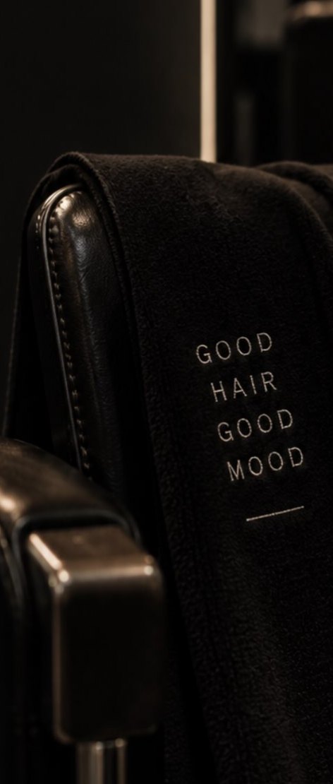 Lederner Barberstuhl mit Handtuch