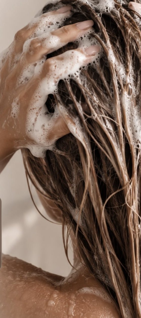 Haarwäsche mit Shampoo-Schaum